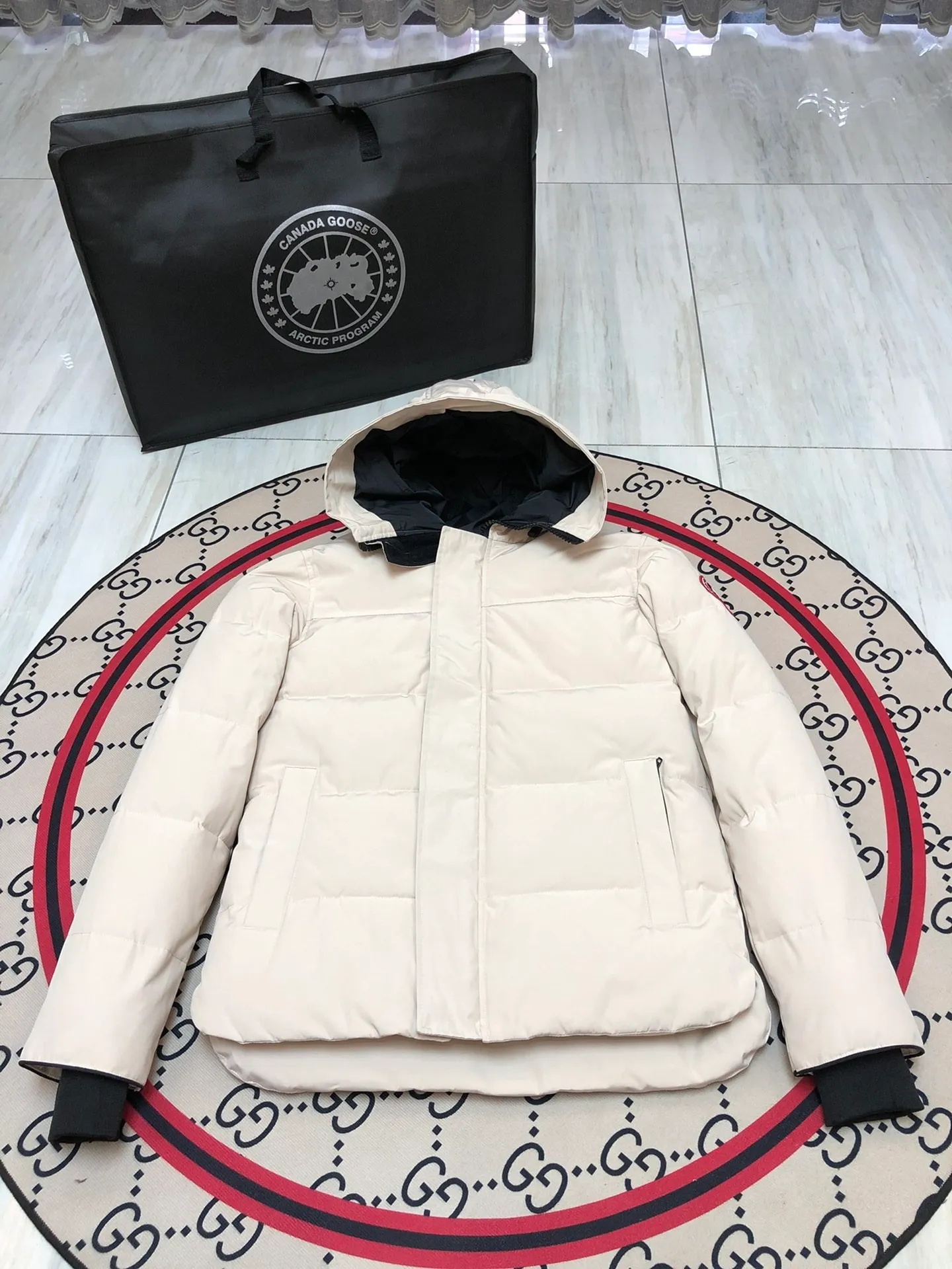 P660 counter quality 🇨🇦canada goose""🇨🇦millan parka 17 styles for men and women, short style without fur collar, chosen by Arctic and Antarctic expedition teams as winter wear, the Rolls Royce of down jackets. ➖ Industry-leading anti-counterfeiting chip sensing. ➖ Imported Behringer embroidery machines and customized embroidery labels, the highest level and industry leading. ➖ Imported Korean 21-count polyester-cotton blended original fabric, tc85 waterproof coating fabric, water-repellent, windproof and wear-resistant. ➖ The new national standard 80 white duck down is filled with an average of 520 grams of down. The amount of down filled is industry-leading. ➖ 100% nylon lon lining with double double-layer sealing design to prevent velvet running, seamless thread design on cuffs! ➖ Western Canadian Green Wolf Collar. ➖ Yoshida ykk provides original custom-made electroplated sliders. The ykk two-way lockable zipper is tight and smooth and does not peel off paint. ➖ 3m composite Velcro is durable, and all accessories and hardware are custom-made. Note: Our copywriting is only simple and clear. Instead of bragging about the copywriting, it is better to compare and understand with samples. Only for the purest, most focused, most professional, highest quality, and highest sex!